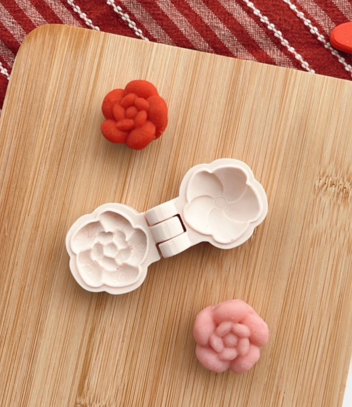 Sensory Mama Creations | Sweet Cravings Collection: Flower Playdough + Kinetic Sand Mould